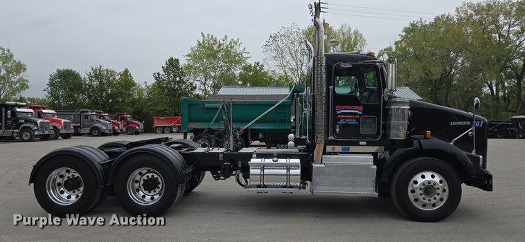 image for item EE8529 2013 Kenworth  T800 semi truck