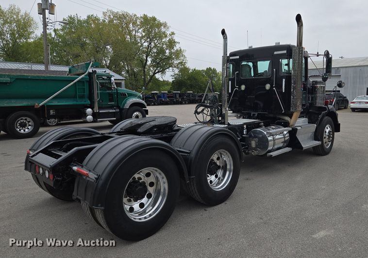 image for item EE8529 2013 Kenworth  T800 semi truck