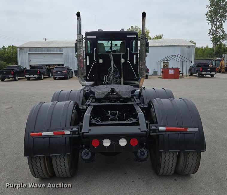 image for item EE8529 2013 Kenworth  T800 semi truck