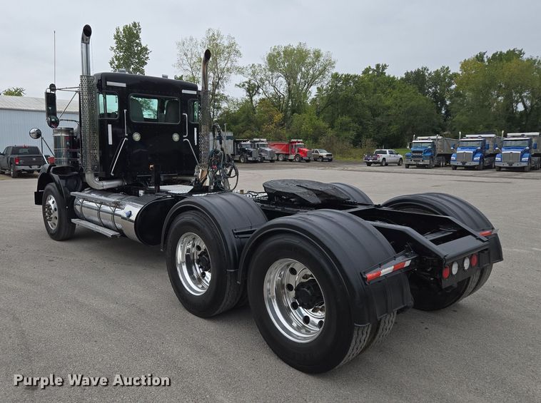 image for item EE8529 2013 Kenworth  T800 semi truck