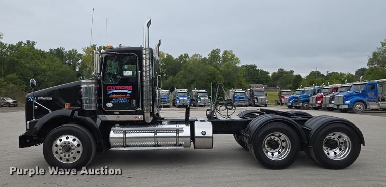 image for item EE8529 2013 Kenworth  T800 semi truck