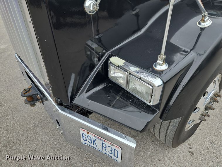 image for item EE8529 2013 Kenworth  T800 semi truck