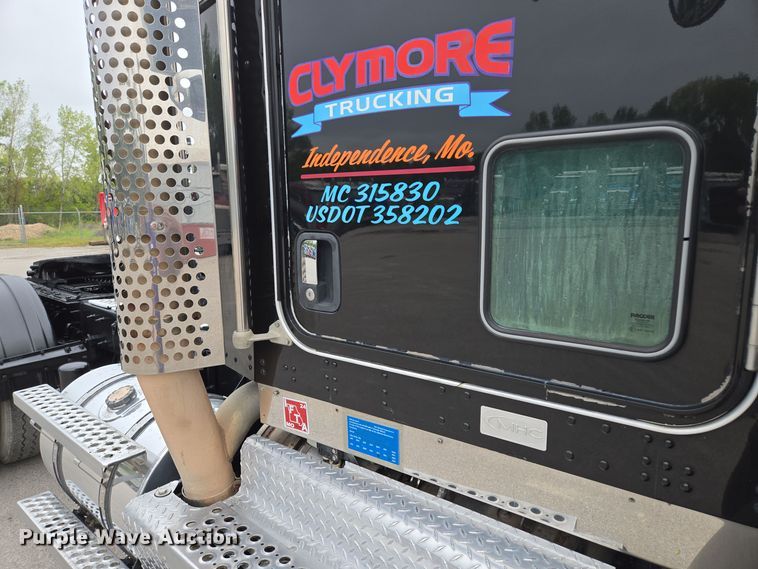 image for item EE8529 2013 Kenworth  T800 semi truck