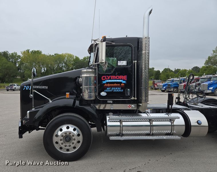 image for item EE8529 2013 Kenworth  T800 semi truck