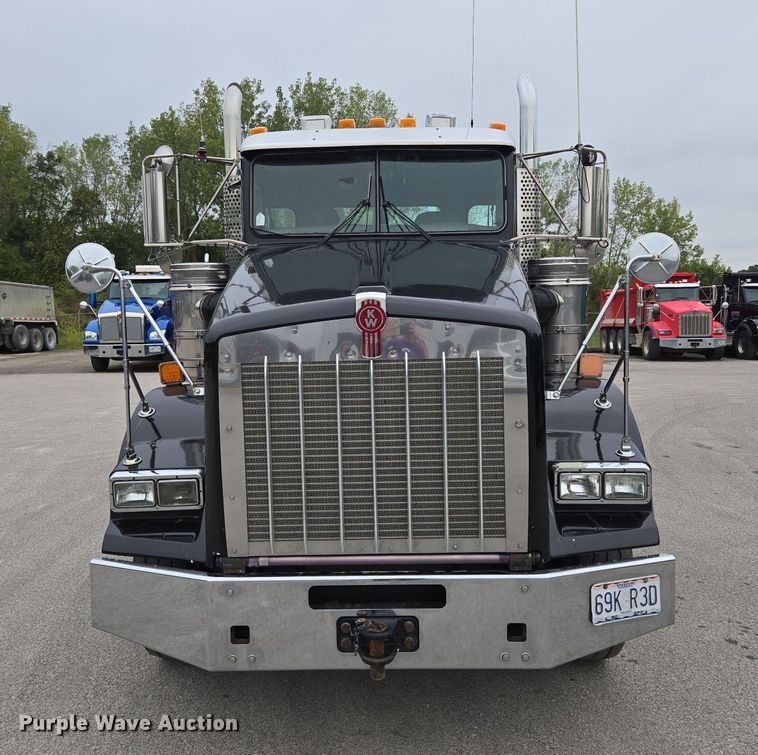 image for item EE8529 2013 Kenworth  T800 semi truck