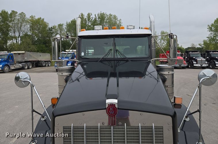 image for item EE8529 2013 Kenworth  T800 semi truck