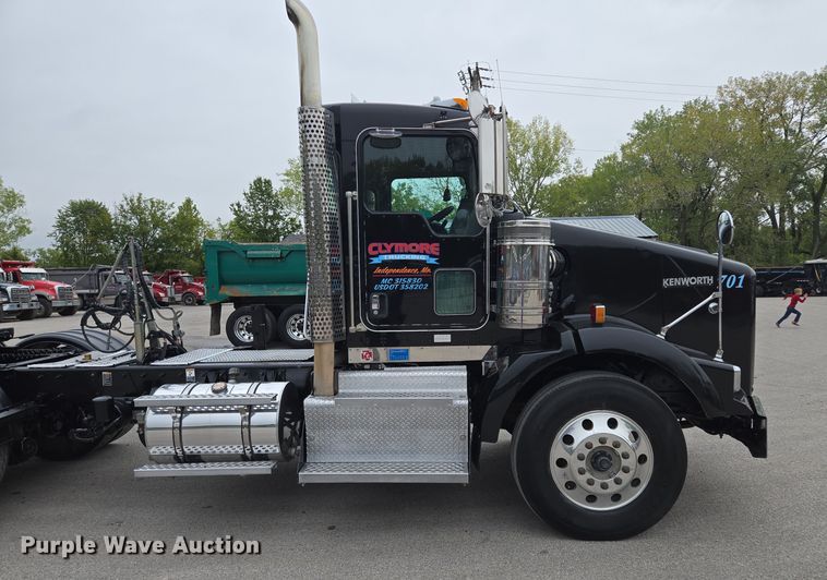 image for item EE8529 2013 Kenworth  T800 semi truck