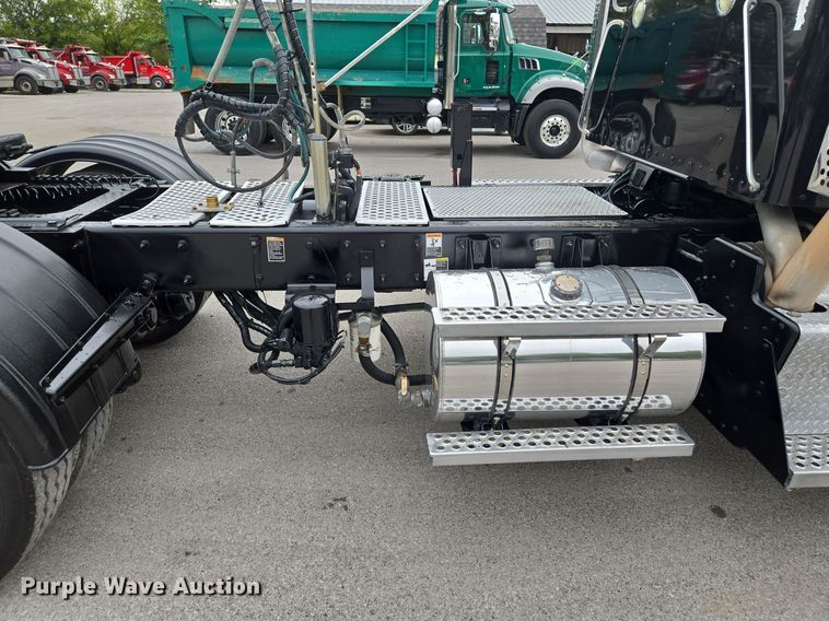 image for item EE8529 2013 Kenworth  T800 semi truck