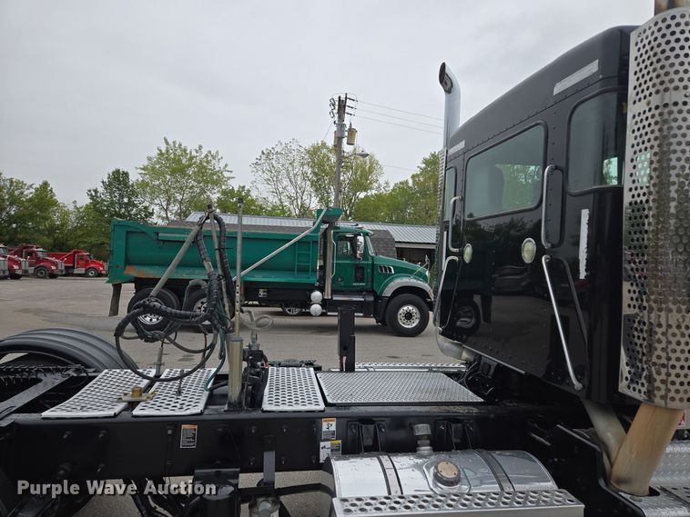 image for item EE8529 2013 Kenworth  T800 semi truck