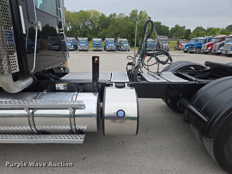 image for item EE8529 2013 Kenworth  T800 semi truck