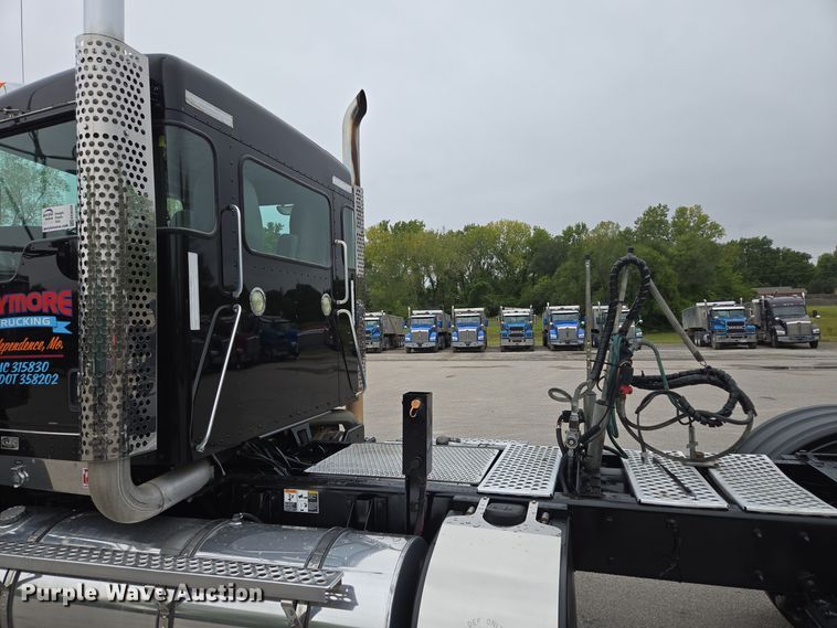 image for item EE8529 2013 Kenworth  T800 semi truck