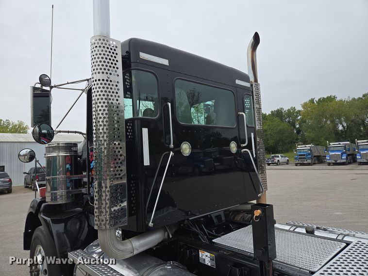 image for item EE8529 2013 Kenworth  T800 semi truck