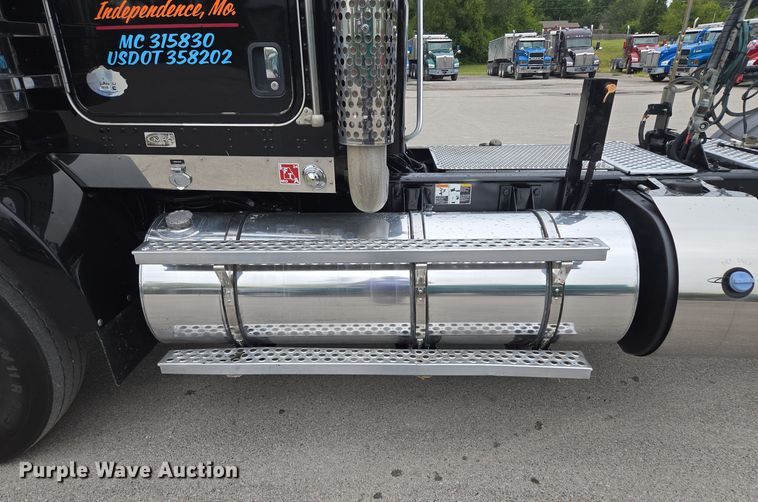 image for item EE8529 2013 Kenworth  T800 semi truck