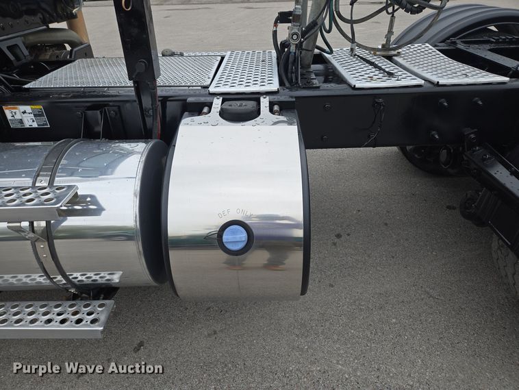 image for item EE8529 2013 Kenworth  T800 semi truck