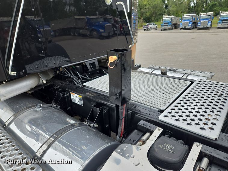image for item EE8529 2013 Kenworth  T800 semi truck