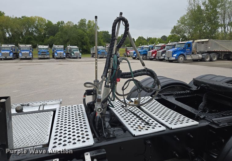 image for item EE8529 2013 Kenworth  T800 semi truck