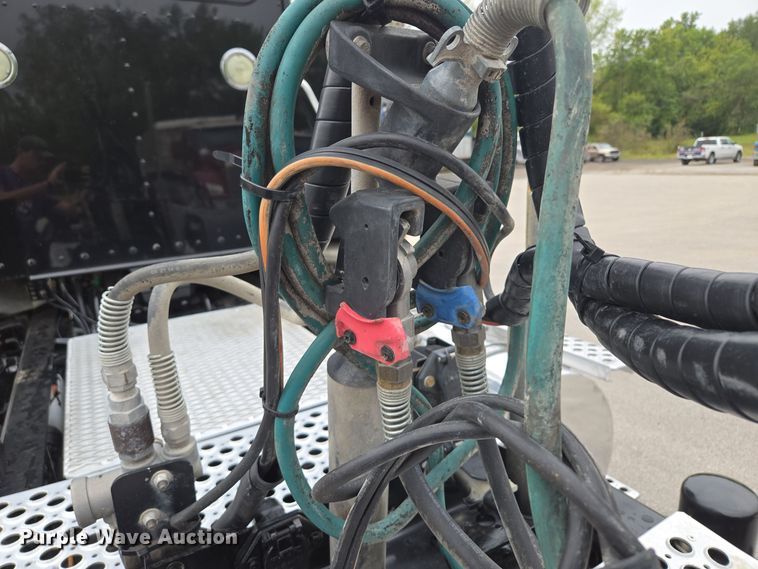 image for item EE8529 2013 Kenworth  T800 semi truck