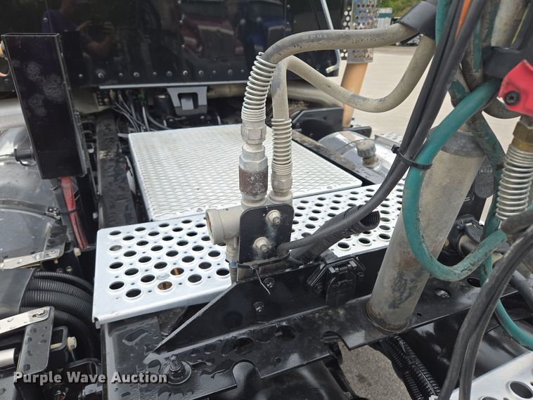 image for item EE8529 2013 Kenworth  T800 semi truck