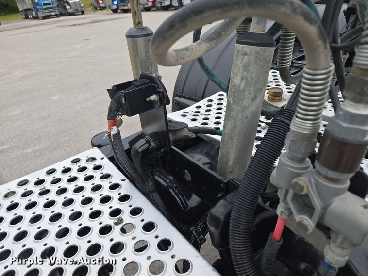 image for item EE8529 2013 Kenworth  T800 semi truck