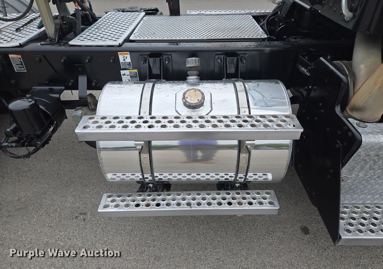 image for item EE8529 2013 Kenworth  T800 semi truck