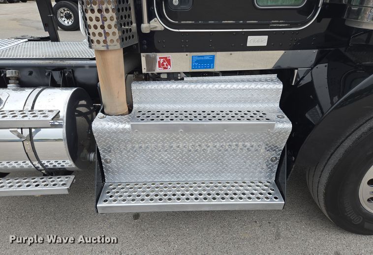 image for item EE8529 2013 Kenworth  T800 semi truck