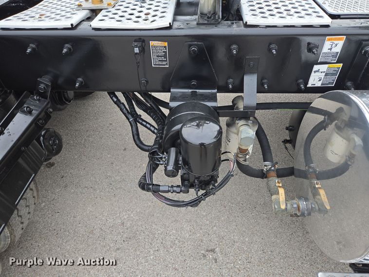 image for item EE8529 2013 Kenworth  T800 semi truck