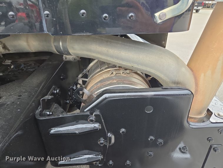 image for item EE8529 2013 Kenworth  T800 semi truck