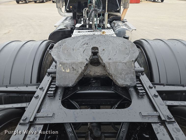 image for item EE8529 2013 Kenworth  T800 semi truck