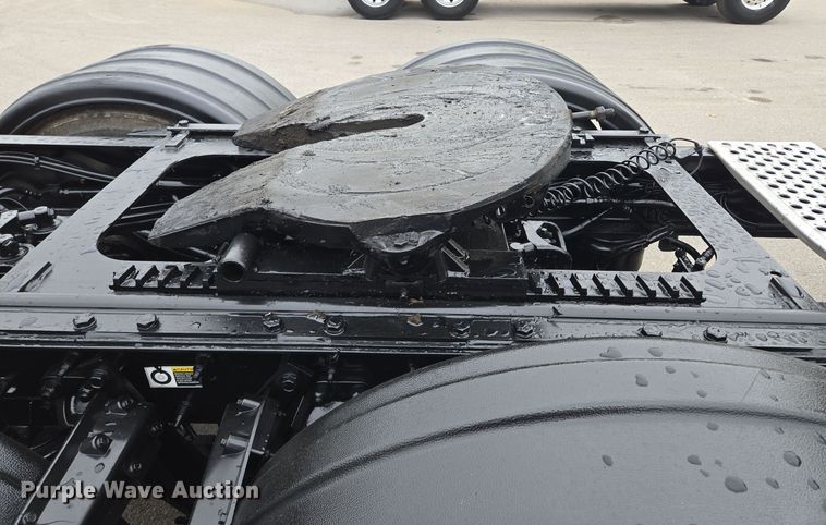 image for item EE8529 2013 Kenworth  T800 semi truck