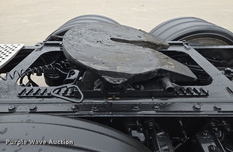 image for item EE8529 2013 Kenworth  T800 semi truck