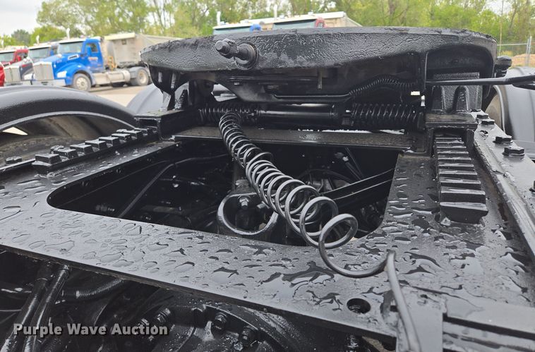 image for item EE8529 2013 Kenworth  T800 semi truck