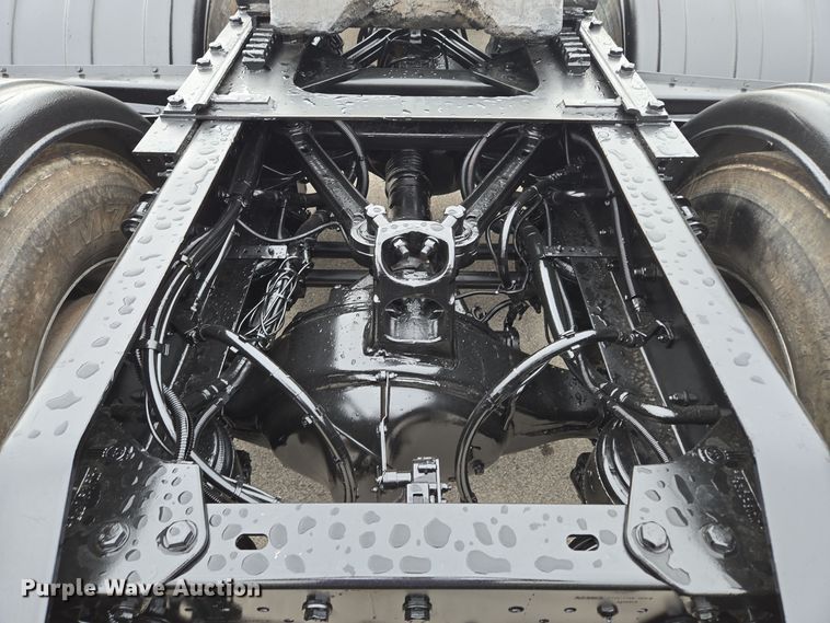 image for item EE8529 2013 Kenworth  T800 semi truck