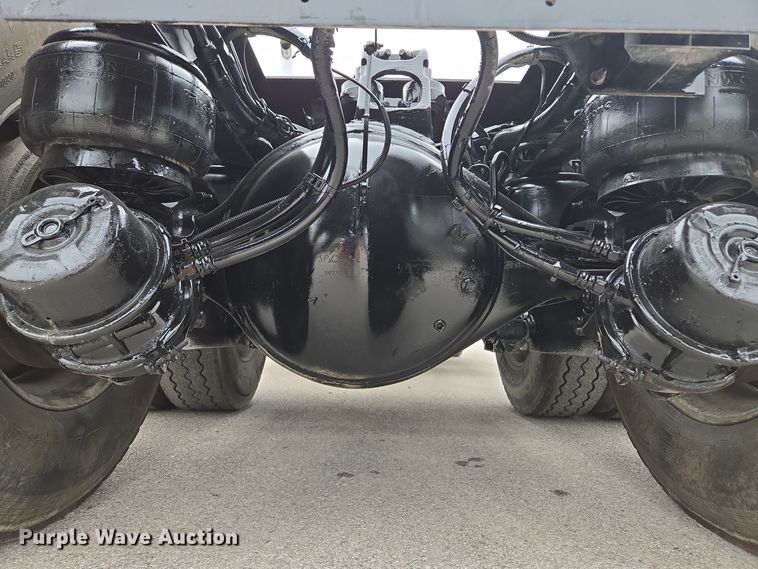 image for item EE8529 2013 Kenworth  T800 semi truck