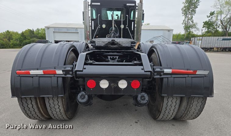 image for item EE8529 2013 Kenworth  T800 semi truck