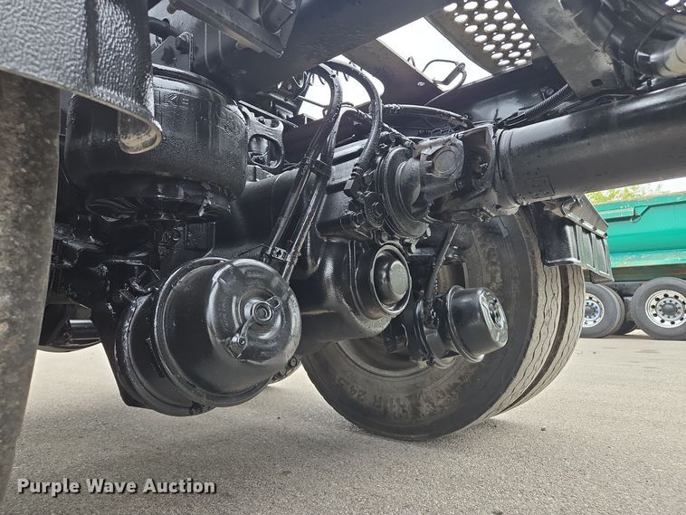 image for item EE8529 2013 Kenworth  T800 semi truck