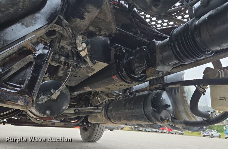 image for item EE8529 2013 Kenworth  T800 semi truck