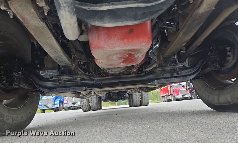 image for item EE8529 2013 Kenworth  T800 semi truck