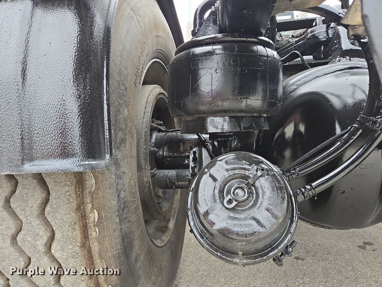 image for item EE8529 2013 Kenworth  T800 semi truck