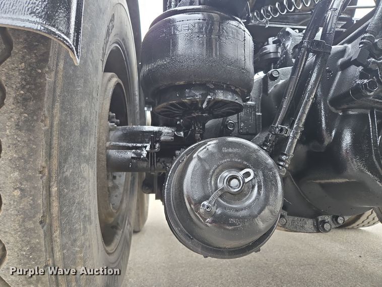 image for item EE8529 2013 Kenworth  T800 semi truck