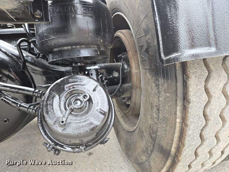 image for item EE8529 2013 Kenworth  T800 semi truck