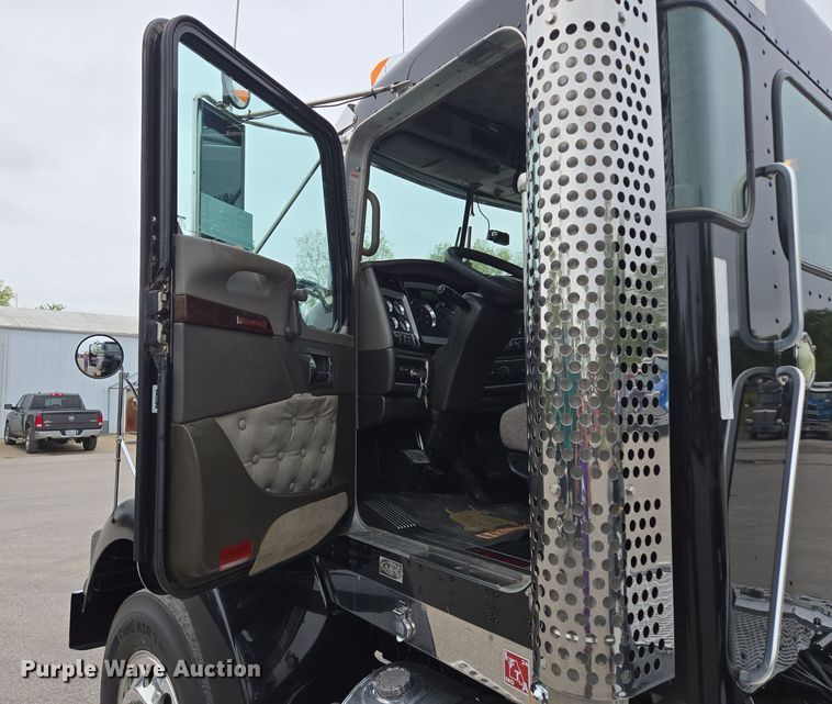 image for item EE8529 2013 Kenworth  T800 semi truck