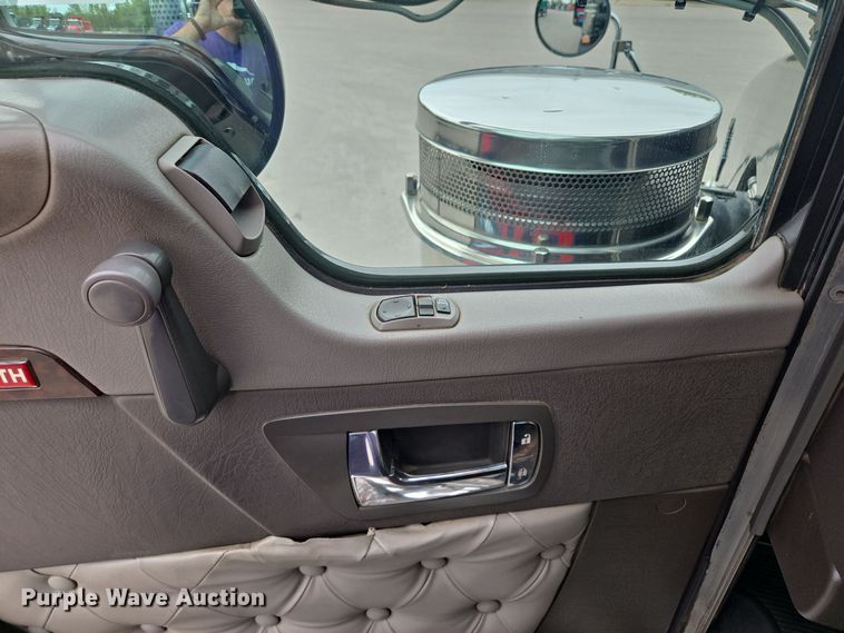 image for item EE8529 2013 Kenworth  T800 semi truck