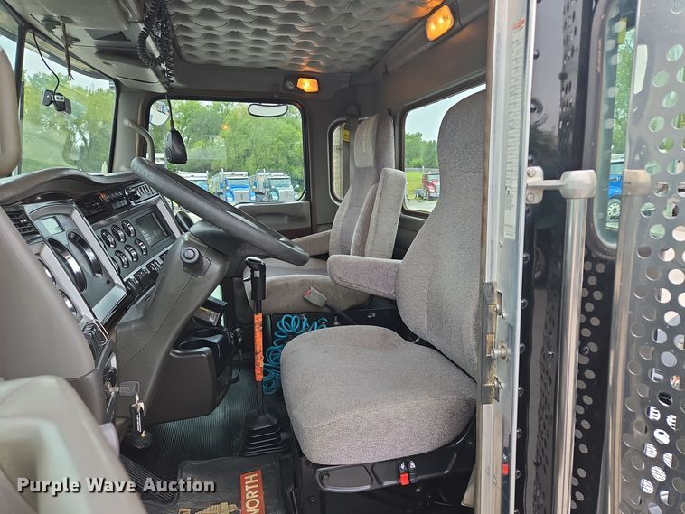 image for item EE8529 2013 Kenworth  T800 semi truck