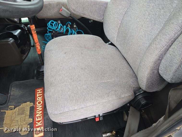 image for item EE8529 2013 Kenworth  T800 semi truck