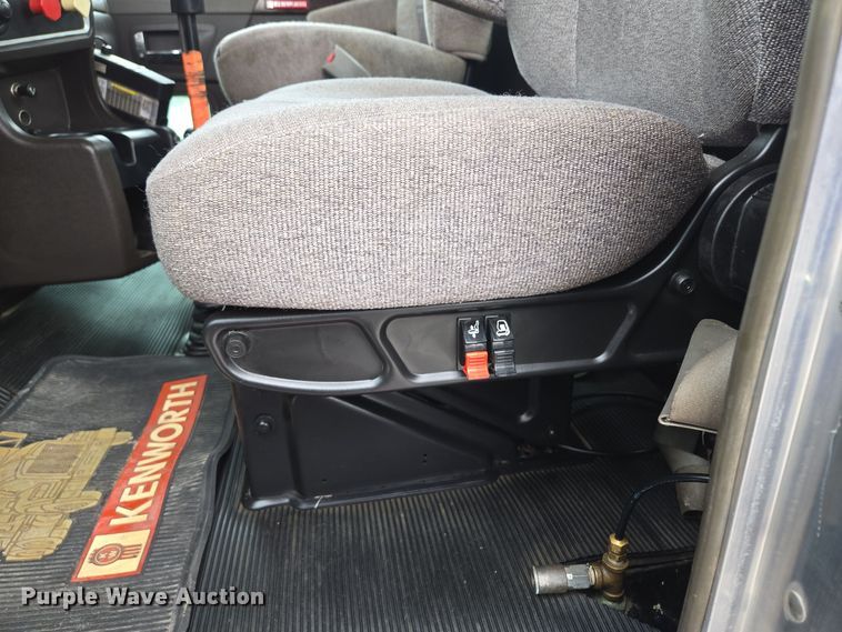 image for item EE8529 2013 Kenworth  T800 semi truck