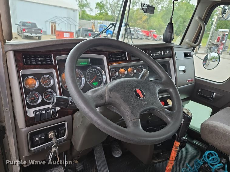 image for item EE8529 2013 Kenworth  T800 semi truck