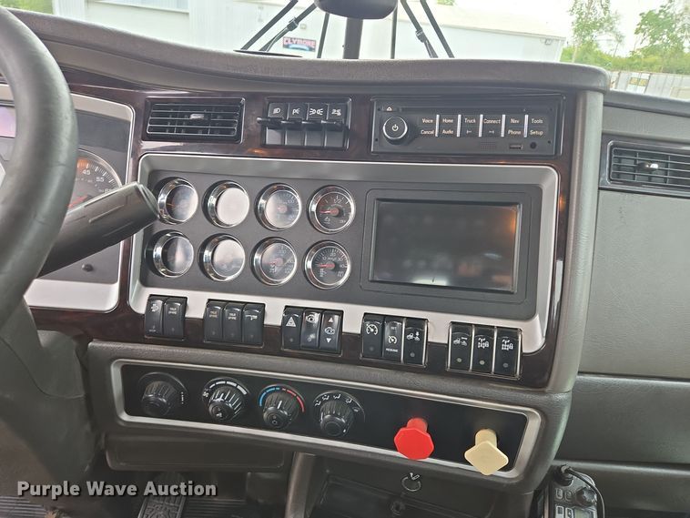 image for item EE8529 2013 Kenworth  T800 semi truck