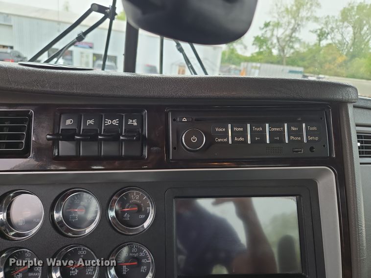 image for item EE8529 2013 Kenworth  T800 semi truck