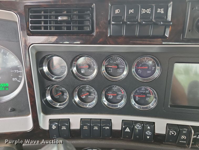 image for item EE8529 2013 Kenworth  T800 semi truck