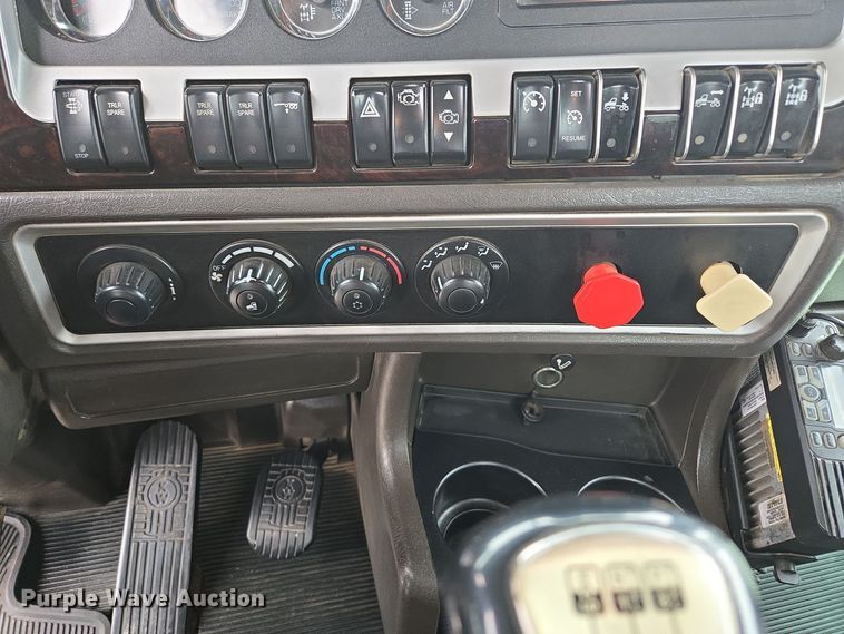 image for item EE8529 2013 Kenworth  T800 semi truck